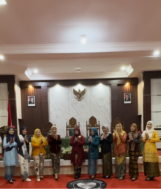 966. Semarak Hari Ibu, Para Ibu dan Calon Ibu PA Sampit Tampil Anggun dalam Peragaan Busana Kebaya